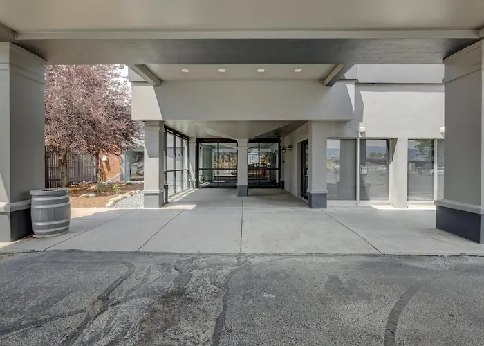 Hotel Riverside & Conference Center 2*